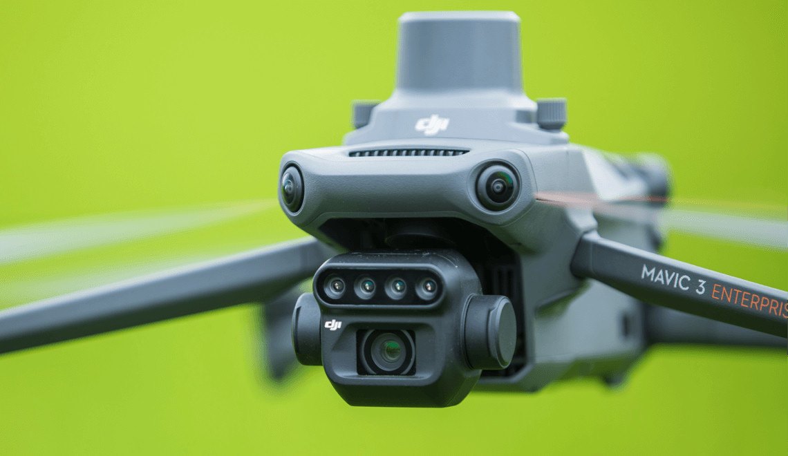 De DJI Mavic 3 van voren, met de camera en de sensoren in beeld.